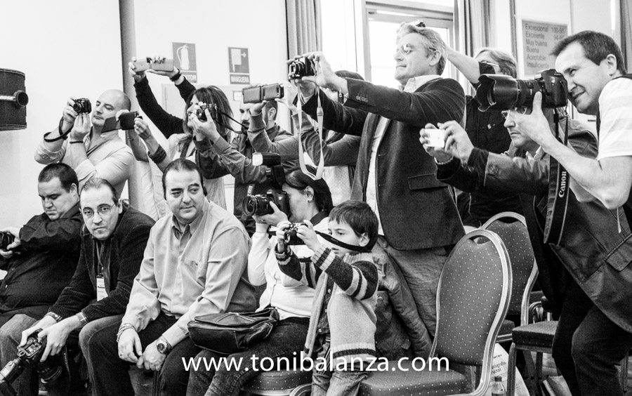 Fotografía de Toni Balanzà - fotógrafo que fotografía a grandes fotógrafos, mientras fotografían a un gran fotógrafo en Calificaciones 2013