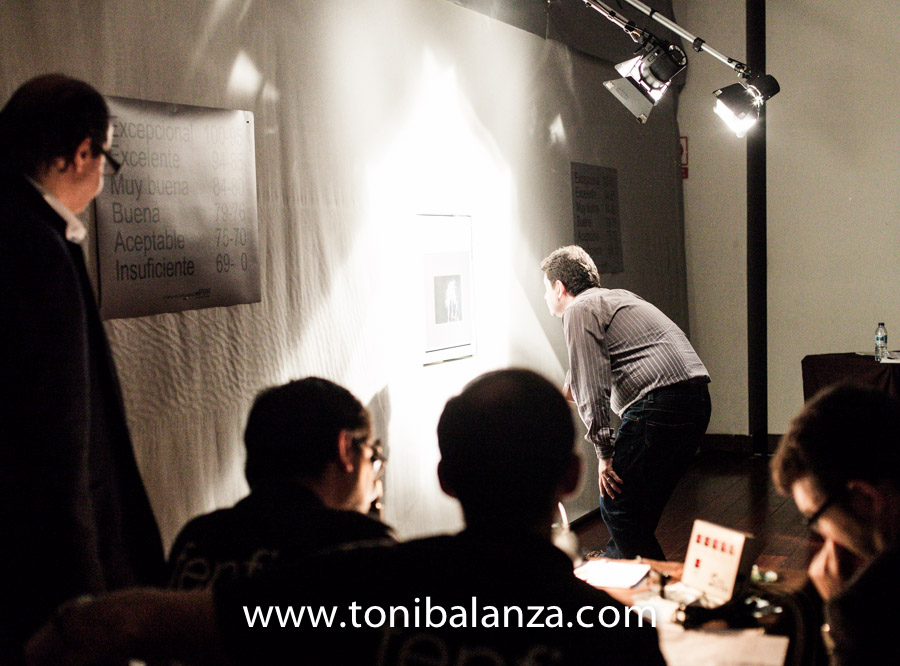 Toni Balanzà observa una fotografía en el potro de Calificaciones para calificar diche obra