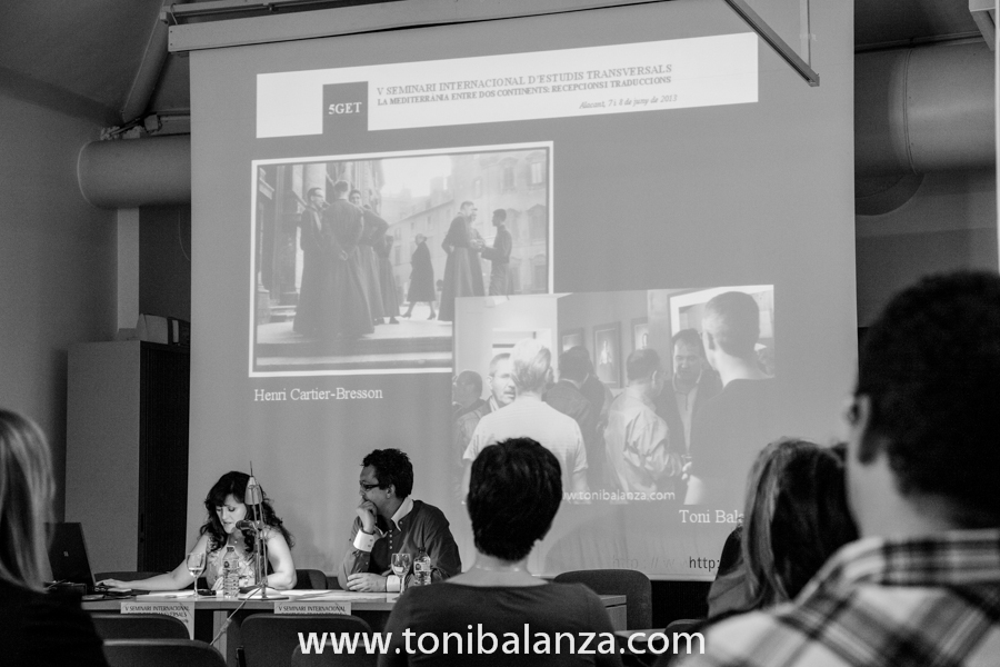 Comparación de una fotografía de Henri Cartier Bresson con una fotografía de Toni Balanzà, durante la conferencia de Estel Julià en La Imatje Traduïda - La imagen traducida, junto a la exposición del pintor Enric Alfons en la Universidad de Alicante. Fotografía de Toni Balanzà