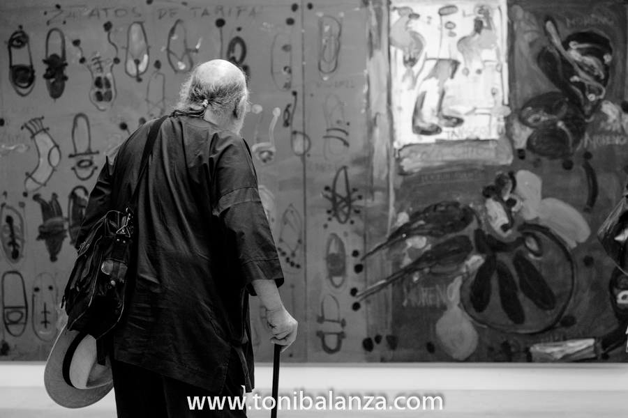 Un visitante a la exposición de Enric Alfons en la Universidad de Alicante. Fotografía de Toni Balanzà