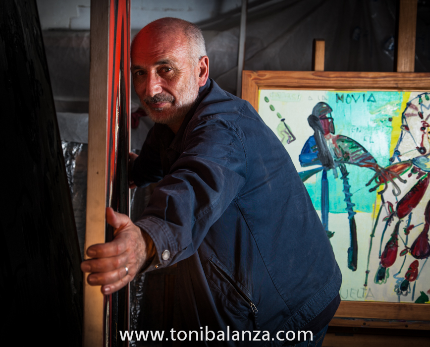 El pintor Enric Alfons junto a una de sus obras en Valencia. Fotografía de Toni Balanzà