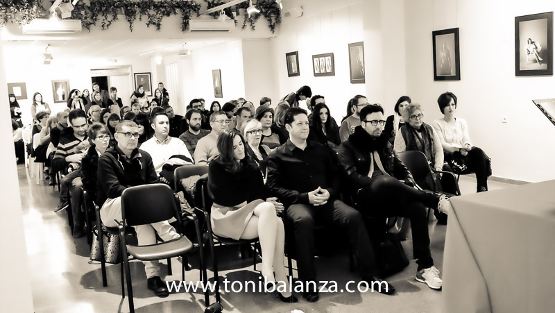 Asistentes a la inauguración exposición mujer mastectomizada de Toni alanzà en Bocairent