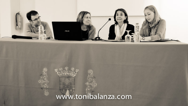 Presentación asociación anima de Onteniente en la exposición mujeres mastectomizadas de Toni Balanzà