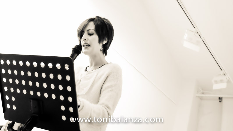 Bea Micó recitando poesia en Bocairent