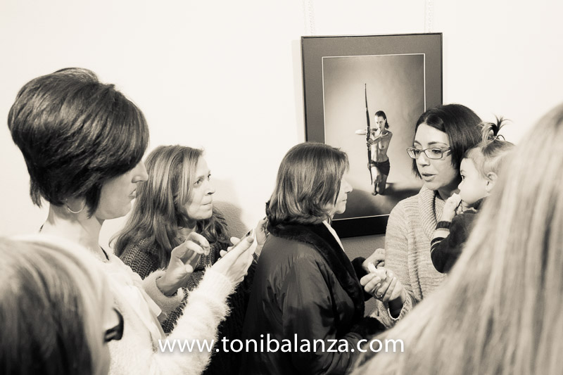 Asistentes a la inauguración amazona arquera mastectomizada Toni Balanza