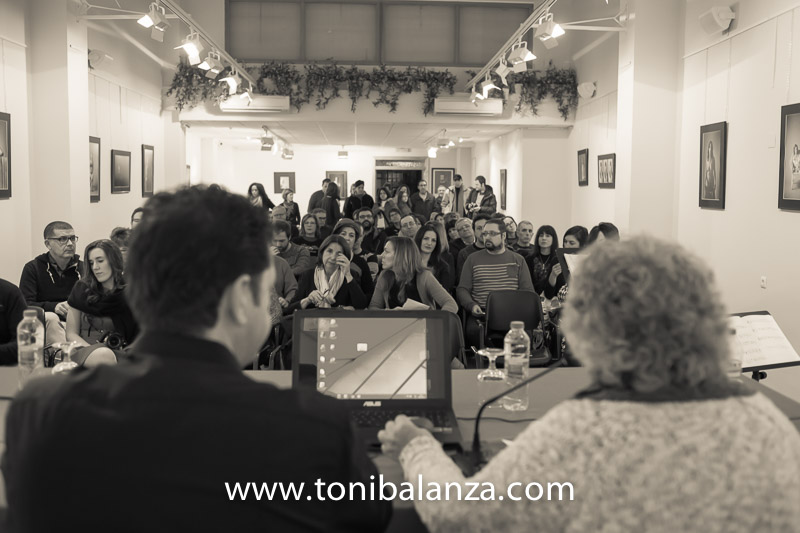 fotógrafo Toni Balanzà inaugura exposición con éxito