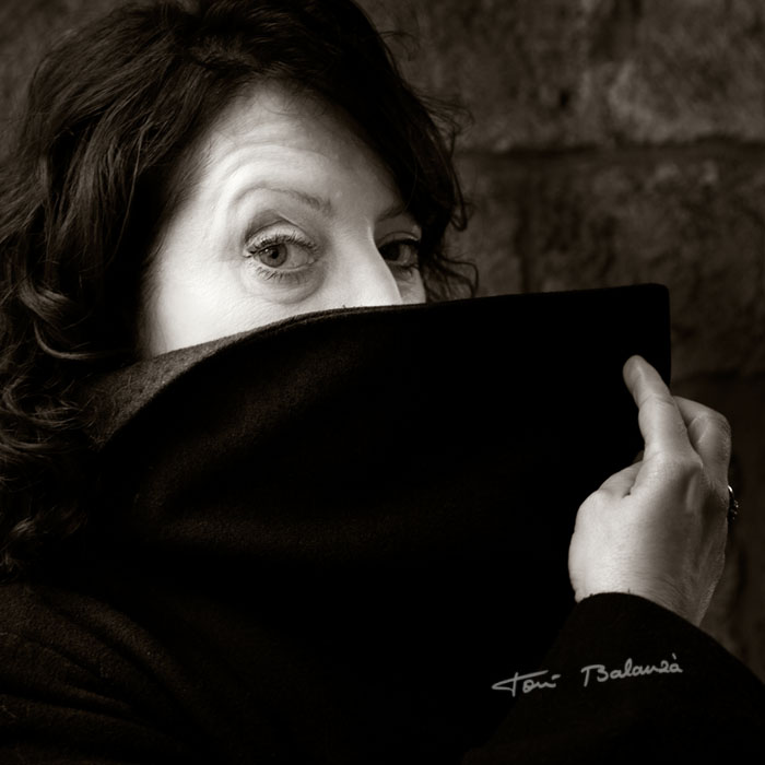 La escritora y poeta Estel Julia en un retrato de Toni Balanzà