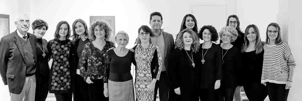 Foto de grupo de las modelos mastectomizadas el alcalde de Benimámet y el artista Toni Balanzà