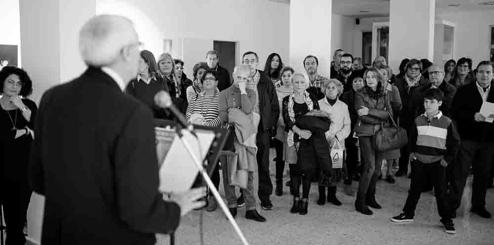 Contra plano general de los asistentes a la inauguración