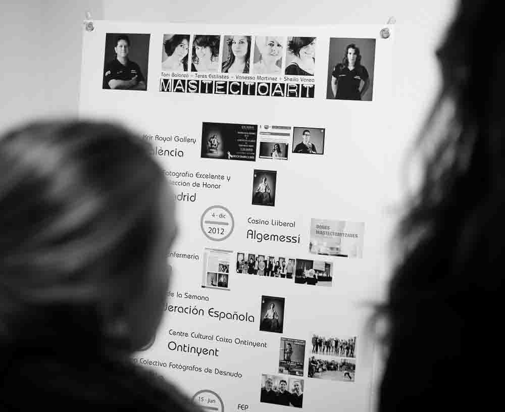 Cartel con el currículum de la exposición Mujeres Mastectomizadas de Toni Balanzà