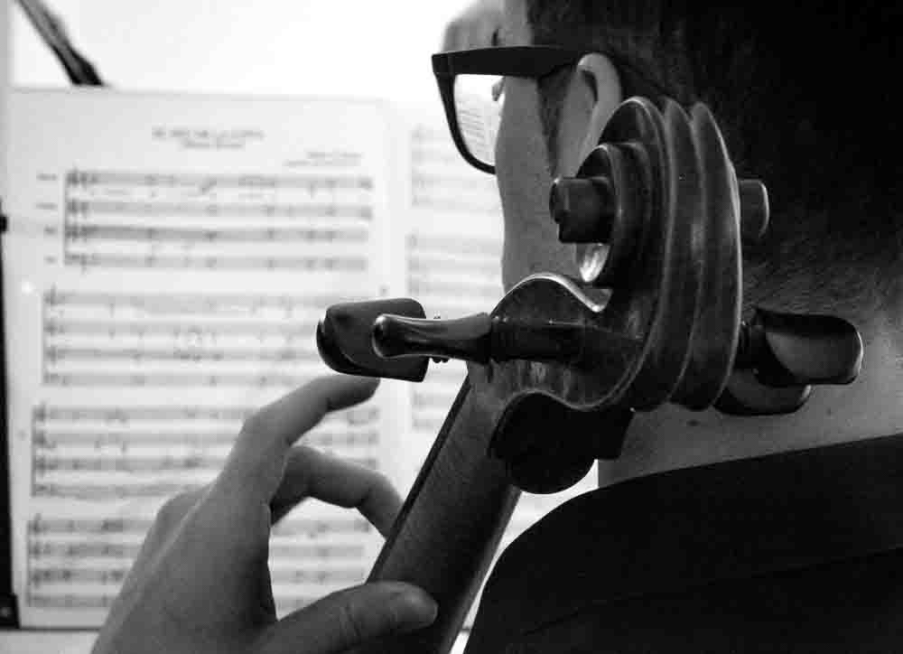 Plano contraplano de Marc Balanzà el violoncellista del concierto