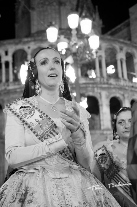 emociones y lágrimas al pasar por delante de la Virgen de los Desamparados de Valencia