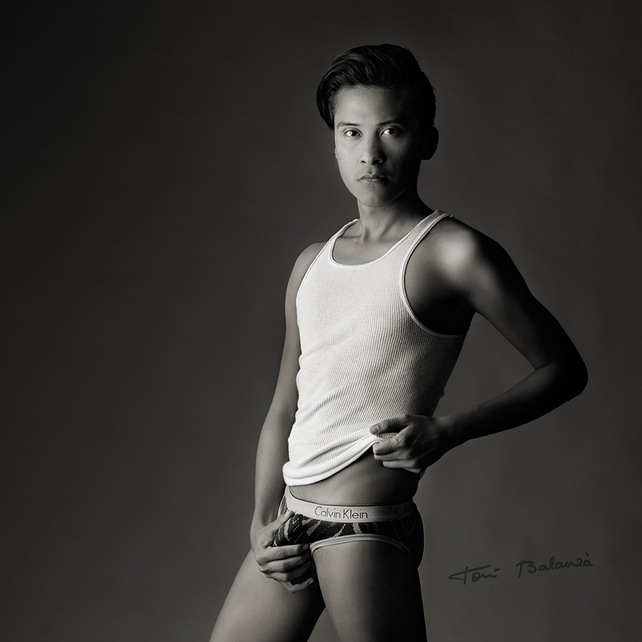 chico joven que busca fotografia provocadora en blanco y negro
