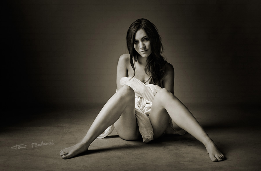 Retrato de la modelo Alba en un desnudo artístico boudoir en blanco y negro...