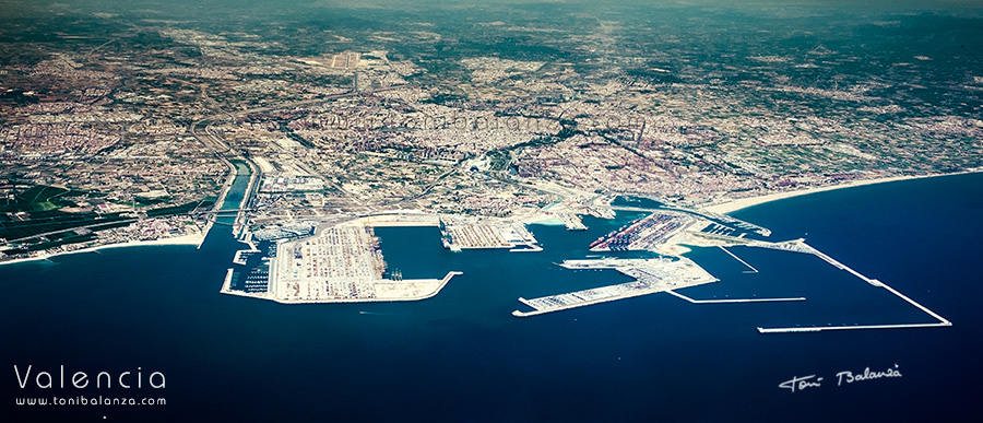 Valencia vista aerea desde el puerto mar mediterraneo