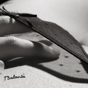Mano en braguitas - Mano en braguitas, fotografía sensual en blanco y negro. Obra presentada a los premios Comunitat Valenciana de Fotografía Profesional 2010