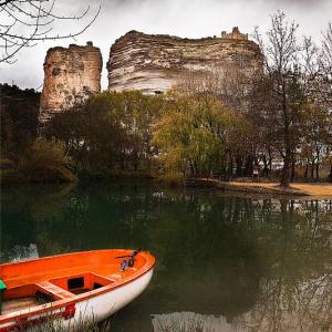 La Barca y el castillo de Alcalá del Jucar - Imagen tomada unos segundos antes de que descargase una gran tormenta en Alcalá del Jucar