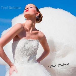 Novia en fotografía artística de boda - Novia en fotografía artística de boda.

Producción: Victor Cucart
Foto: Toni Balanzà
Modelo: Blanca Ibáñez
Diseñador de moda: José Zambrano
Maquillaje - Peluquería: Anny Armero
Estilismo: Lucía Peiró