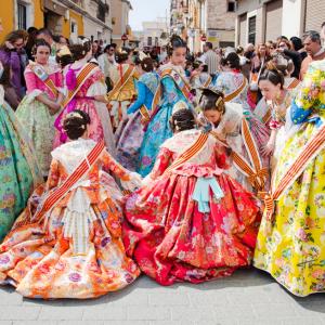 Los pies precisan descanso en el pasacalle de fallas - No hay pies que aguanten sin descanso, el ajetreo de las Fallas. En esta imagen apreciamos a un grupo de falleras, descansando en pleno pasacalle, el cansancio se acumula. Reportaje de Fallas, Falla Plça de la Tenda - Benimàmet - Valencia