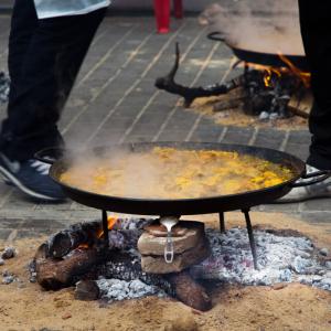 Concurso de paellas en Fallas - Si hay algo típico en fallas, es el concurso de paellas. Plato gastronómico de fama mundial, que cada uno lo prepara, con sus mejores artes culinarias.
El el detalle se aprecia, los malabares y equilibrios a los que se somete a la paella sobre el triángulo de hierro, para que el caldo esté a nivel.