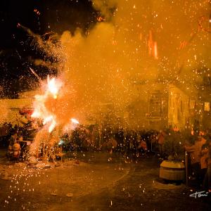 Cremà de la Falla Infantil nit del foc - Cremà de la Falla Infantil de 2012 de la Falla Plaça de la Tenda de Benimàmet-Valància.
La nit del foc, es la noche mágica de las fallas de Valencia. En la imagen se aprecia el instante en el que la Fallera Mayor Infantil y el presidente Infantil acaban de prender la mecha de la traca, que posibilita la cremà de la falla.
Falla Infantil de 2012 de la Falla Plaça de l