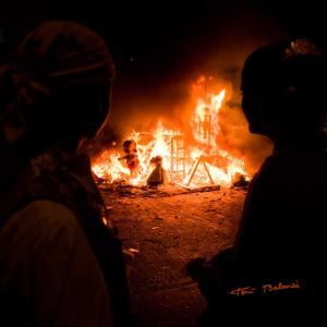 contemplan como se quema la falla - El presidente infantil y la Fallera Mayor Infantil contemplan como se quema la falla infantil de 2012 de la Falla Plaça de la Tenda de Benimamet - Valencia