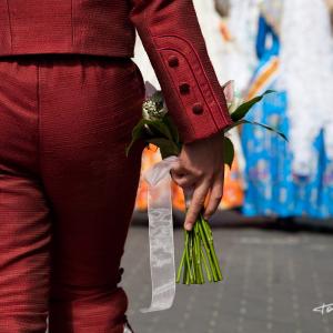 El presidente infantil va a recibir a la Fallera Major - El presidente infantil va a recibir a la Fallera Major con un ramo de flores en la mano.