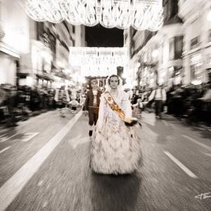 Ofrenda a la Virgen de los Desamparados de Valencia - Calle de la Paz de Valencia. EL ritmo del desfile es vertiginoso, cuando ya te acercas a la Catedral de Valencia para realizar la Ofrenda a la Virgen de los Desamparados de Valencia