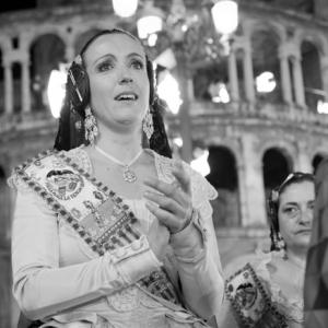 emociones y lágrimas al pasar por delante de la Virgen de los Desamparados de Valencia - En la imagen se aprecia a la hermana y la madre de la Fallera Mayor, emocionadas y con lágrimas desbordadas, ante tal emoción, pasar por delante de la Virgen de los Desamparados de Valencia. 