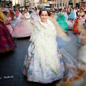 Falleras al vuelo - Grupo de falleras girando, para levantar al vuelo sus trajes. El ajuste de una exposición larga en la cámara, permite estos efectos artísticos.