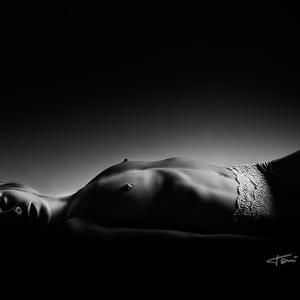 Claudia 255 nude art in black and white - Fotografía realizada en el estudio fotográfico de Kir Royal Gallery de Valencia.