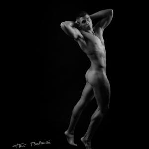 José León 186 nude art in black and white - El modelo y streeper José León en una fotografía de desnudo artístico de Toni Balanzà, fotógrafo de desnudo en Valencia. nude art in black and white. Chico desnudo.