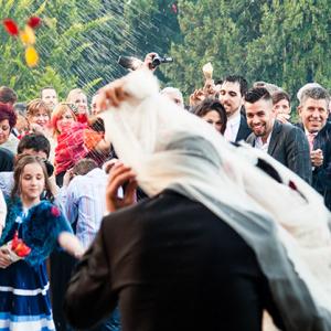 boda Lorena y Fede el arroz - Momento estelar en la celebración de una boda, ya sea civil o religioso, el arroz. En este caso, la boda de Lorena y Fede, celebrada en Mas d'Alcedo de Ribaroja. Fotografía de Toni Balanzà.