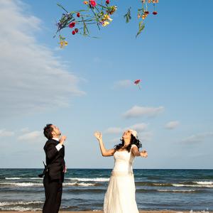 postboda lorena y fede 140 - Reportaje fotográfico de postboda de Lorena y Fede realizado por el fotógrafo de boda Toni Balanzà. La fotografía con la novia y el novio lanzaando el ramo de flores junto al mar mediterráneo. El ramo de Floristería Art Natural