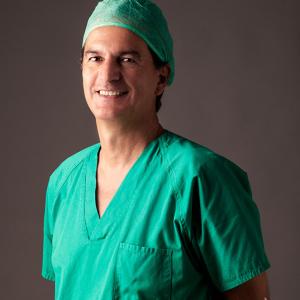 oftalmólogo  Doctor Don Margos Gómez - Retrato del oftalmólogo Dr. D. Marcos Gómez realizado por Toni Balanzà - fotografía, en su estudio de Valencia. El oftalmólogo con su pijama de quirófano. Puedes consultar su ficha en www.thedoctors.es