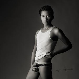 chico joven que busca fotografia provocadora en blanco y negro - 