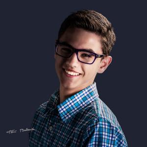 andres chico con gafas graduadas - Colección de retratos para OPTICA BENIMAMET de la promoción, un retrato al comprarte unas gafas graduadas. Andrés chico con gafas, modelo con gafas graduadas y lentes antireflejantes de alta calidad. 