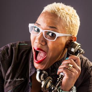 Yanetsis al teléfono con gafas graduadas - Chica cubana con gafas graduadas al teléfono. Retrato fotográfico de Toni Balanzà a Yanetsis, por su compra de gafas graduadas en OPTICA BENIMAMET.