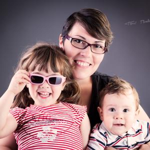 Vanessa y su hija con jafas de optica benimamet - Vanessa, amiga de OPTICA BENIMAMET con sus gafas nuevas, a la moda. 