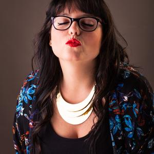 chica con labios rojos gafas graduadas - Gafas graduadas con prismas en Valencia. Antirreflejante de alta calidad. 