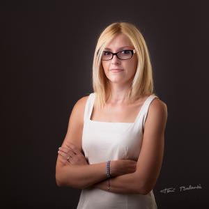 mujer gafas modernas graduadas - Mujer con gafas graduadas de alta calidad modernas. Gafas de pasta para llevar muy cómodas compradas en balanza.pro. Retrato de alta calidad realizado por Toni Balanzà - Fotografía.